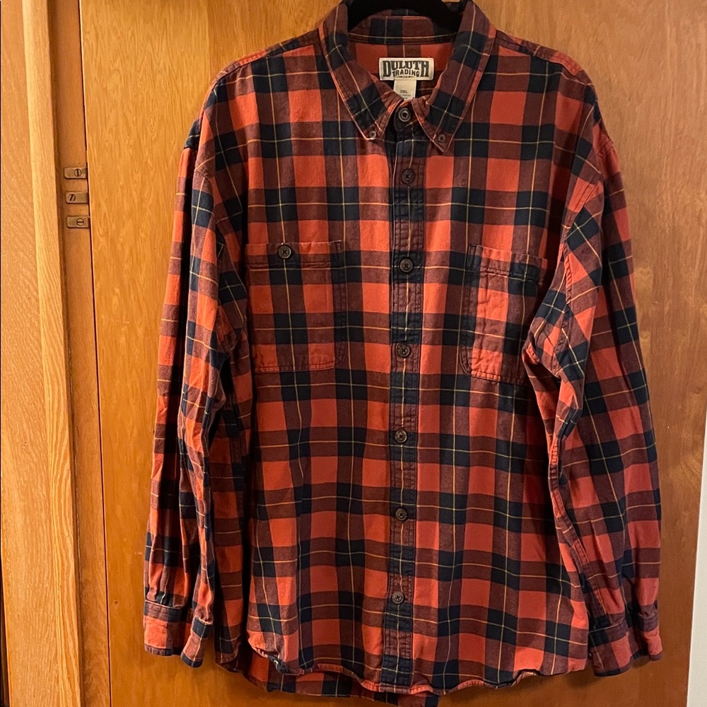 Duluth Trading Co Men's Red and Black Plaid Free Swingin’ Flannel Shirt